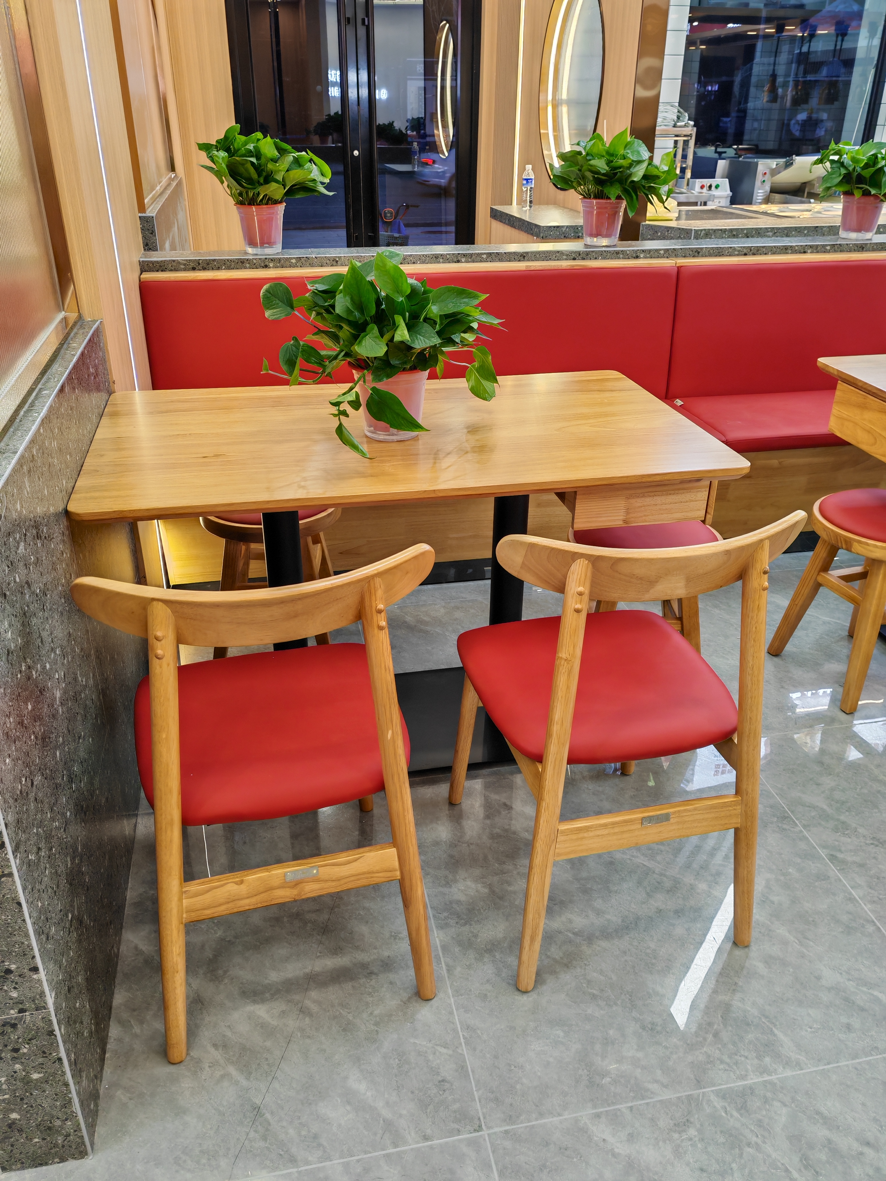 創(chuàng)意餐廳設計如何搭配餐飲家具